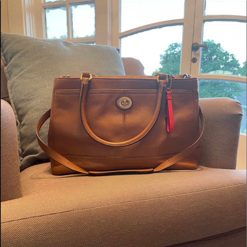 This coach purse in camel color is in perfect condition